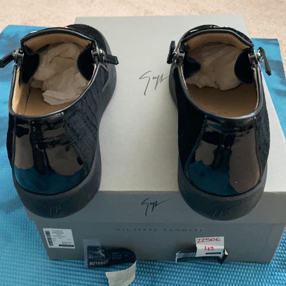 men’s size 42/US 9 Giuseppe ZSneakers. Fairly used - Picture 3 of 8